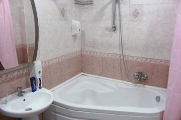 Кровать в общем 8-местном номере для мужчин и женщин в  Nizami Center Hostel